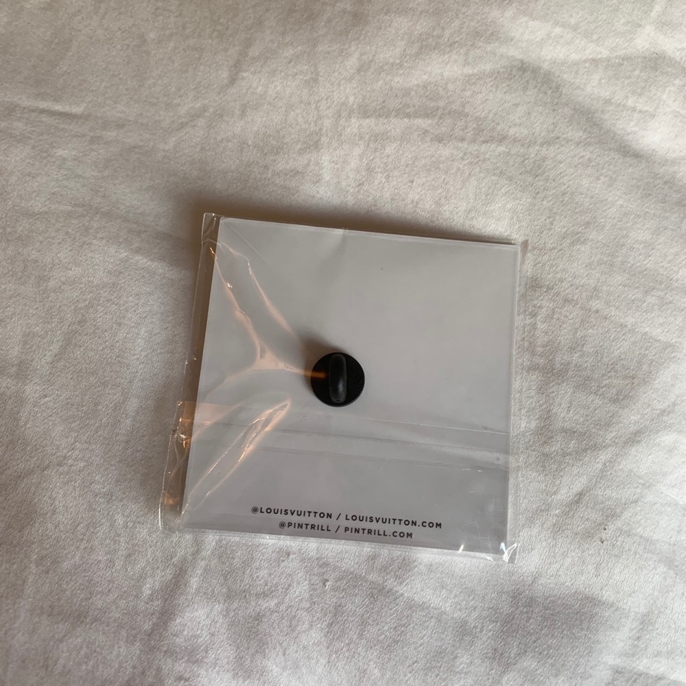 Authentic Louis Vuitton pin - Picture 3 of 3